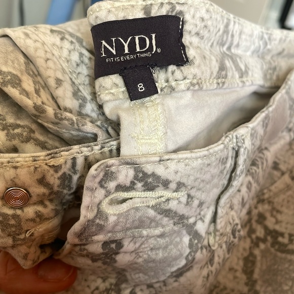 NYDJ Gray White Diamon BVan Snake AMI Skinny Fit Pants 8 $129 - Picture 3 of 4